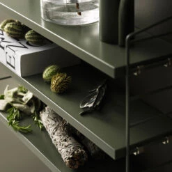 String Pocket Plank Sage -Muuto Verkoopwinkel 500771 01 5 EnvironmentImage 6131868ca5