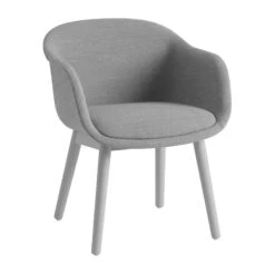 Muuto Fiber Conference Armchair Met Houten Poten