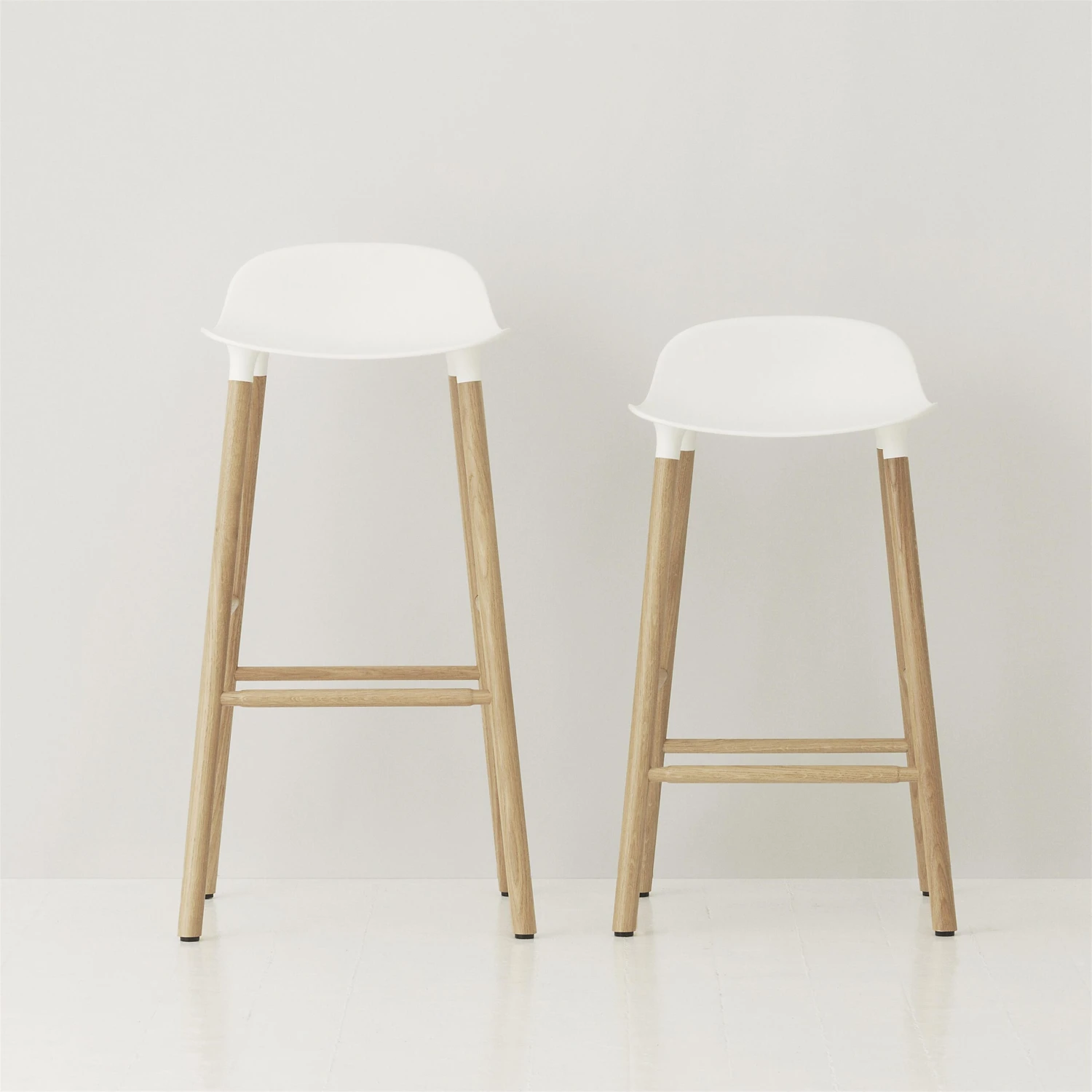 Normann Copenhagen Form Chair Barkruk Eiken Poten 4 Normann Copenhagen Form Chair Barkruk Eiken Poten - Afbeelding 4