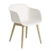 Muuto Fiber Chair Stoel Met Armleuningen En Houten Poten