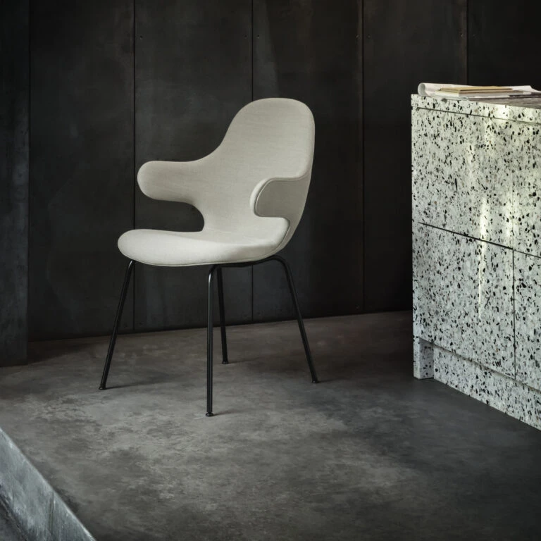 Voorkant -Muuto Verkoopwinkel Catch Chair Galleri 9345a24b41 768x768 1